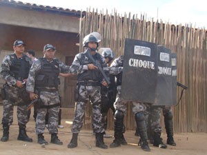 Policiais militares cercam casa onde famílias aguardavam o fim do mundo (Foto: Náyra Macêdo/Portal da Clube)