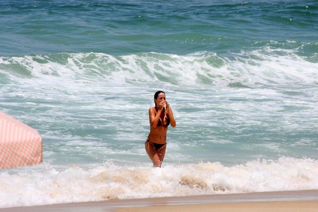 Erika Mader na praia do Leblon, RJ (Foto: JC Pereira/AgNews)