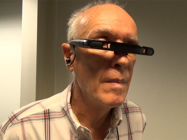  Pietro Azzolini, diagnosticado com Parkinson há 12 anos, treina com óculos de realidade virtual (Foto: Mariana Lenharo/G1)