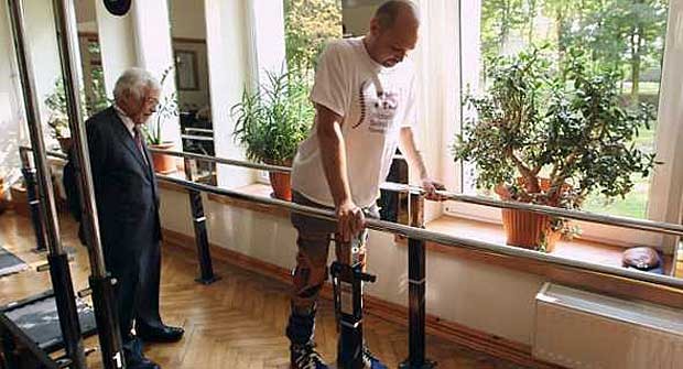 Darek Fidyka voltou a andar após receber transplante de células olfativas.  (Foto: BBC)