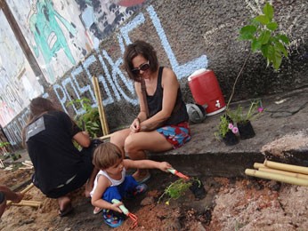 Rachel Ellis levou o filho Calum, 5 anos, ao Cais (Foto: Luna Markman/G1)