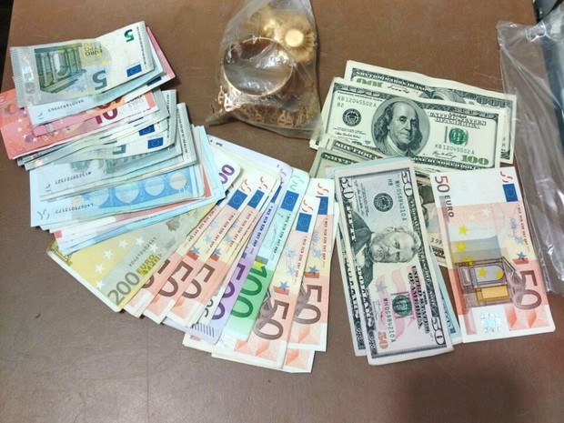 Dinheiro e joias foram entregues à vítima (Foto: G1)