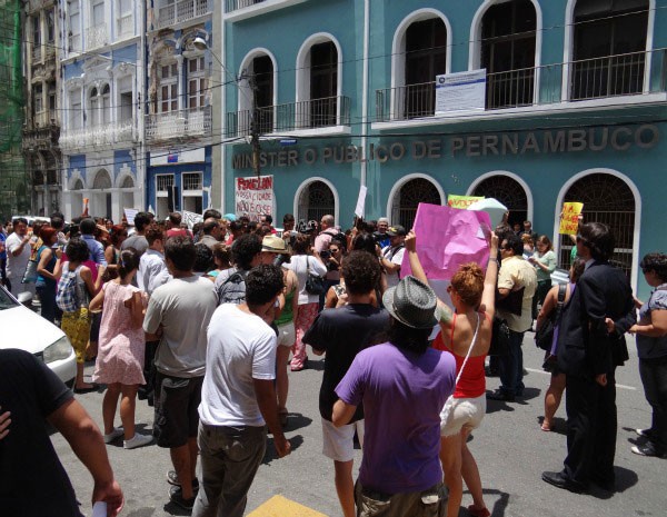 Manifestação em frente ao Ministério Público de Pernambuco, no Recife (Foto: Lorena Aquino / G1)