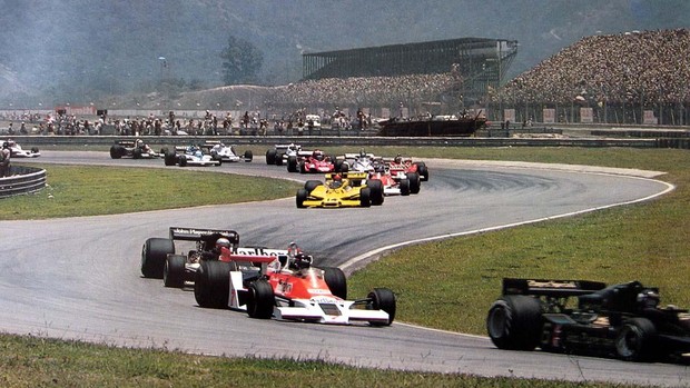Emerson Fittipaldi no GP do Brasil de 1978, ainda atrás da McLaren de James Hunt e da Lotus de Mario Andretti (Foto: Reprodução)