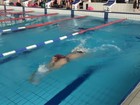 Norueguês exibe técnica de como nadar para trás nos quatro estilos