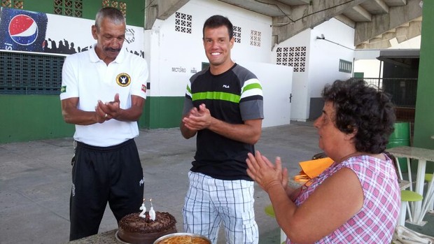 Wilson ganha festa surpresa pelos 29 anos com presença de outro ídolo da torcida do Figueirense (Foto: Divulgação)