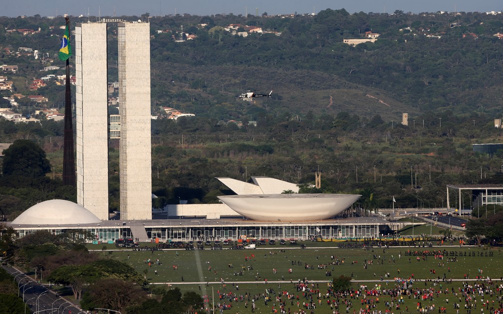Manifestantes participam de protesto contra o presidente Michel Temer em frente ao Congresso Nacional, em Brasília (Foto: Paulo Whitaker/Reuters)