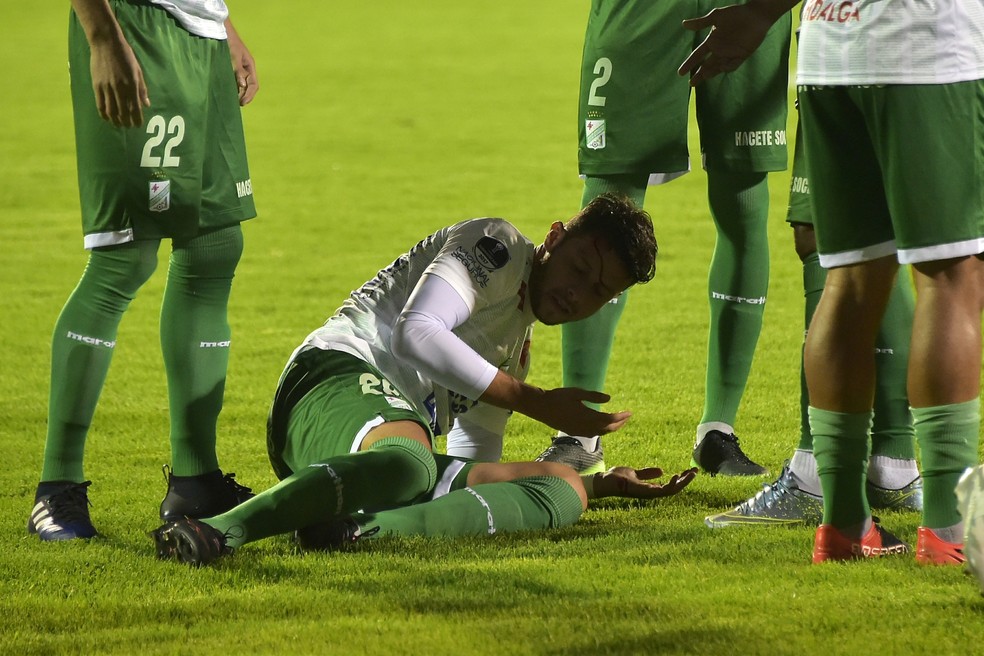 Ribera é atingido por pedra (Foto: RODRIGO BUENDIA / AFP)