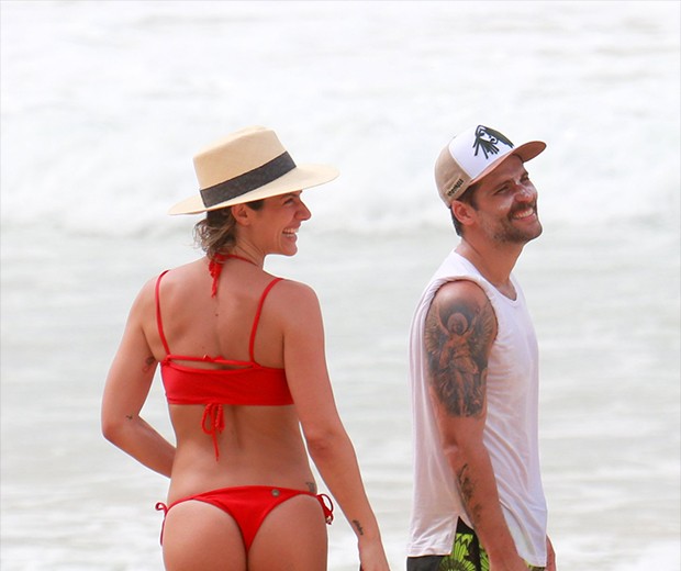 Giovanna Ewbank e Bruno Gagliasso na Praia do Sancho em Fernando de Noronha (Foto: AgNews)