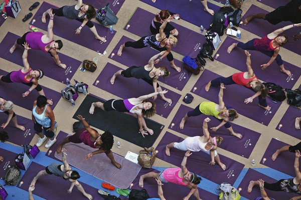 Praticantes de yoga tomaram a Times Square nesta quarta, no dia mais longo do ano. (Foto: Stefan Wermuth/Reuters)