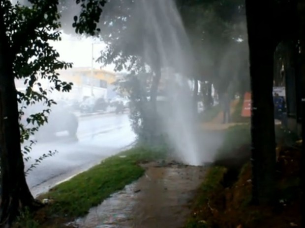 G Vazamento Forma Chafariz Na Zona Sul De Sp E Deixa Bairros Sem