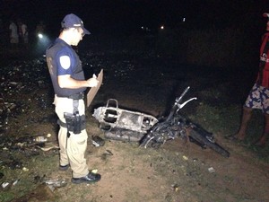 Moto atingida durante o tombamento ficou destruída com as chamas (Foto: Renan Brito/Arquivo Pessoal)