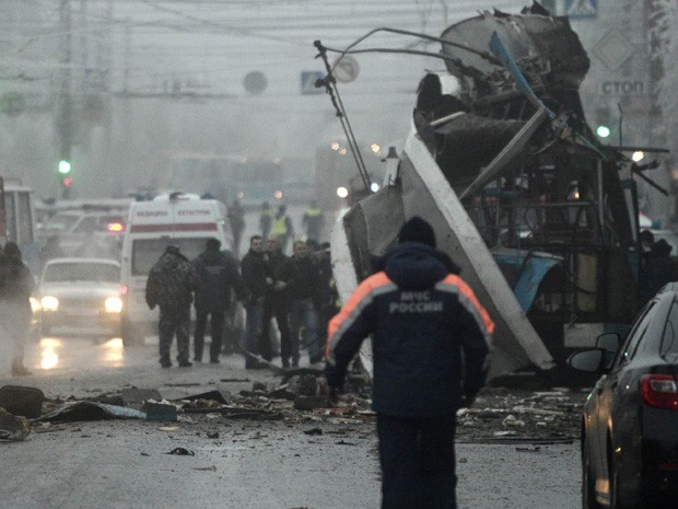 Trolebus foi alvo de uma bomba nesta segunda-feira (30), em Volgrado, na Rússia. (Foto: Sergei Karpov/Reuters)