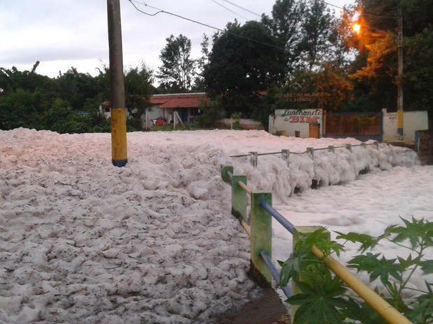 Espuma cobriu ruas e pontes de Salto (Foto: Rogério Marcelino da Cunha/TEM Você)