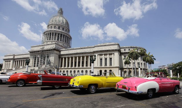 Carros conversíveis vintage em Havana (Foto: Desmond Boylan/Reuters)