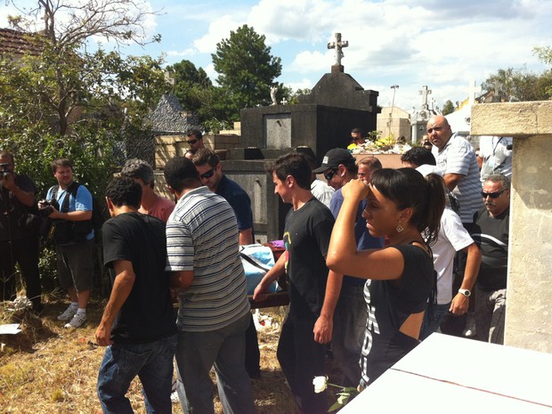 Multidão faz vigília em homenagem às vítimas da boate Kiss em Santa Maria (Foto: Tatiana Lopes/G1)