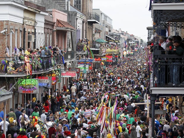 Mardi Grass, na Boubon Street, em Nova Orleans (Foto: Gerald Herbert/AP Photo)