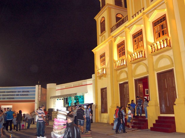 Cidade cenográfica, montada no Parque do Povo, tem réplica da Catedral de Nossa Senhora da Conceição, do Abrigo Maringá e do Cine Capitólio (Foto: Taiguara Rangel/G1)