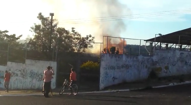 Altura das chamas assustou moradores que passaram pelo local (Foto: Arquivo Pessoal)