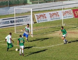 Atacante Robinho, do Rio Preto, contra a Francana pela Copa Paulista (Foto: Rainier Moura / Comunicação Rio Preto EC)