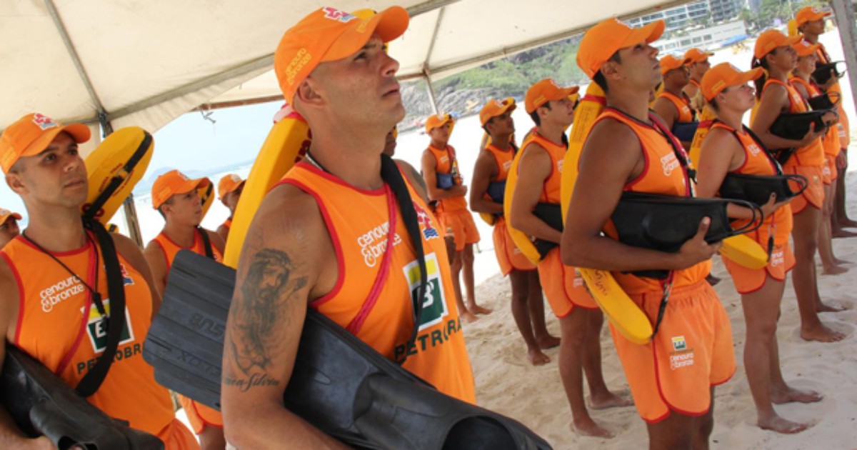 Guarda-vidas temporários passam a atuar nas praias de Guarujá, SP - Globo.com