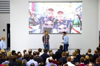 Sebastian Vettel e Christian Horner na fábrica da RBR (Foto: Divulgação) Sebastian Vettel e Christian Horner na fábrica da RBR (Foto: Divulgação)