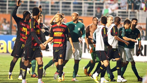 confusão entre jogadores no jogo Palmeiras e Sport (Foto: Marcos Ribolli / Globoesporte.com)