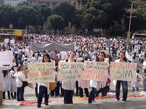 Manifestação reuniu médicos, residentes e estudantes de medicina no Centro do Rio. (Foto: Cristiane Cardoso / G1)