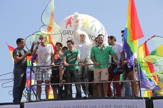 Leticia Spiller na parada gay no Rio (Foto: Marcello Sá barretto/AgNews)