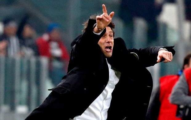 Antonio Conte técnico do Juventus reclamando do árbitro (Foto: Reuters)