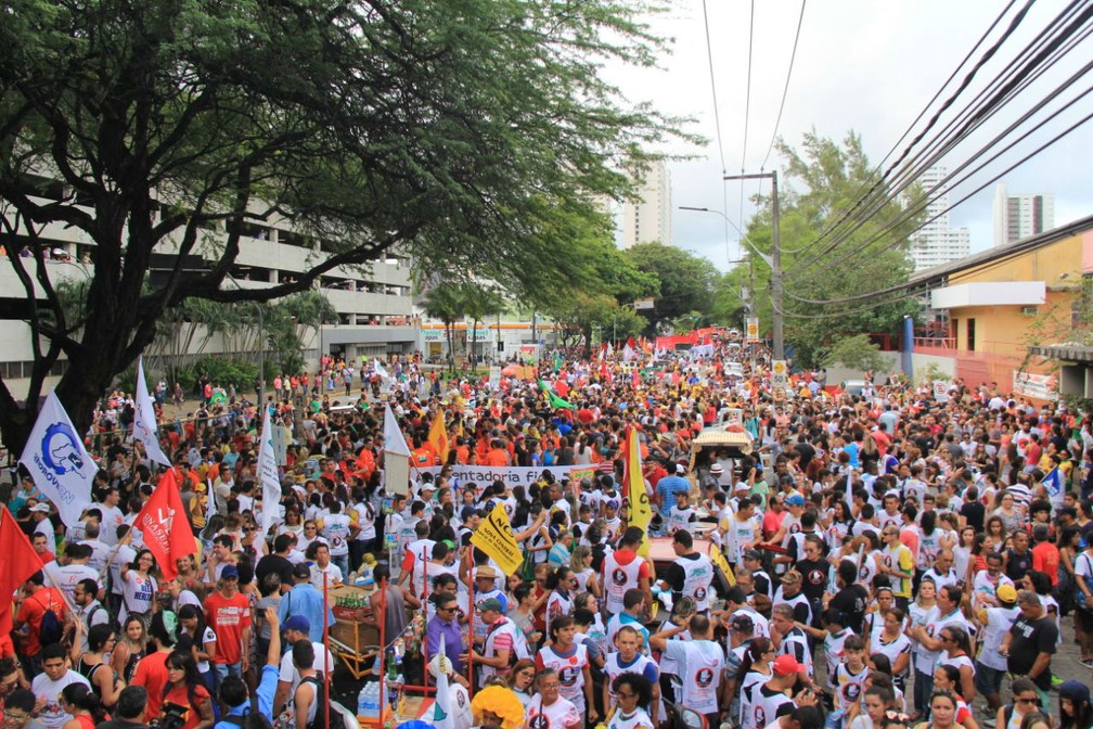 Manifestantes se concentram em frente ao IFRN na Avenida Salgado Filho (Foto: Wendell Jefferson)