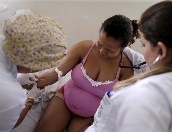 Gravida é atendida  em recife (Pe). Seis meses após a epidemia de zika  (Foto: Ueslei Marcelino / Reuters)