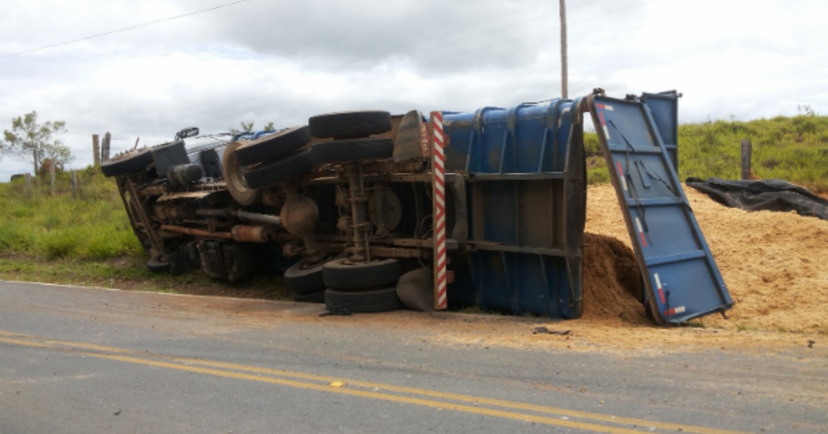 G1 Caminhão carregado pó de serra tomba em estrada de Sarapuí