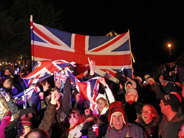 Moradores das Ilhas Malvinas festejam vitória do ‘sim’ em referendo que perguntou aos moradores se eles queriam continuar sob domínio do Reino Unido. (Foto: Marcos Brindicci / Reuters)