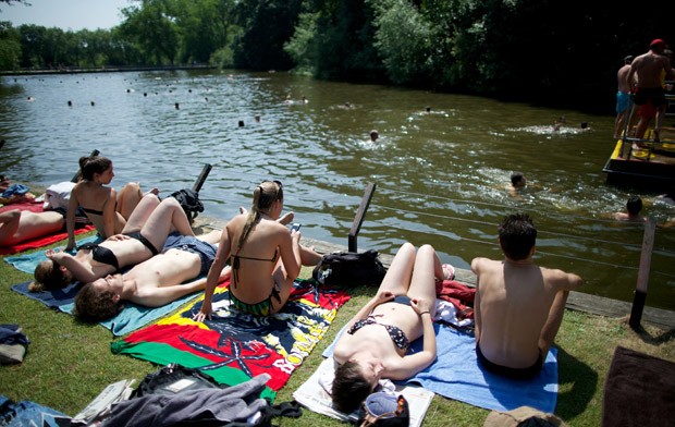Jovens tomam sol em Hampstead Heath, em Londres (Foto: Andrew Cowie/AFP)