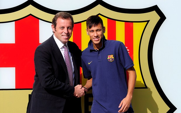 Neymar com Sandro Rosell presidente do Barcelona (Foto: AFP)