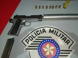 Homem é preso com pistola com silenciador em São José dos Campos (Foto: Divulgação/ Polícia Militar)