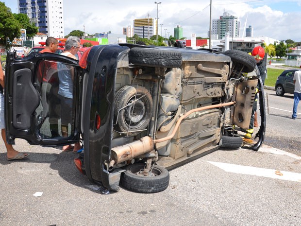 Condutora do veículo perdeu o controle na curva e tombou na BR-230 em João Pessoa (Foto: Walter Paparazzo/G1PB)