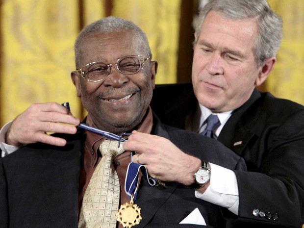 George W. Bush, então presidente dos EUA, homenageia B.B. King com a ‘Medalha Presidencial da Liberdade’, na Casa Branca, em 2006. (Foto: Larry Downing / Reuters)