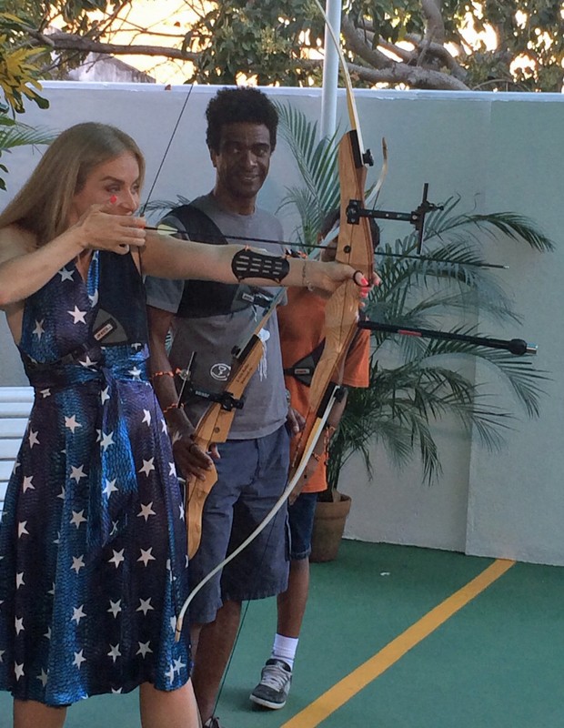 Angélica faz aula de arco e flecha (Foto: Divulgação / Deborah Montenegro)