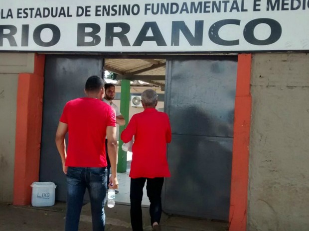 ENEM 2016 – SÁBADO (5) – PORTO VELHO (RO) Luiz , 69 anos, é professor aposentado e veio prestar o Enem para matar a saudade da sala de aula. "Reviver a história é gratificante”. Luiz é formado em matemática, pedagogia, pós graduado e faz fisioterapia (Foto: Lívia Costa/G1) ENEM 2016 – SÁBADO (5) – PORTO VELHO (RO) Luiz , 69 anos, é professor aposentado e veio prestar o Enem para matar a saudade da sala de aula. "Reviver a história é gratificante”. Luiz é formado em matemática, pedagogia, pós graduado e faz fisioterapia (Foto: Lívia Costa/G1)