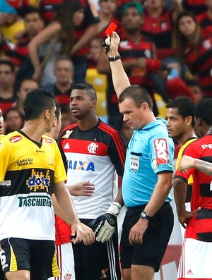 Felipe cartão vermelho jogo Flamengo contra Criciúma (Foto: Ivo Gonzalez / Agencia O Globo)