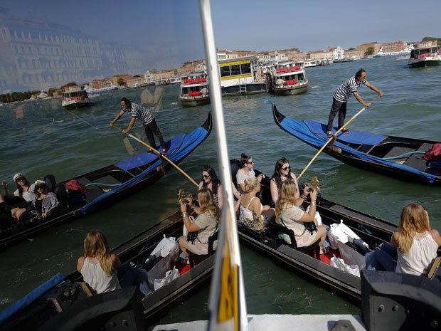 Turistas em gôndolas em Veneza (Foto: Tony Gentile/Reuters)