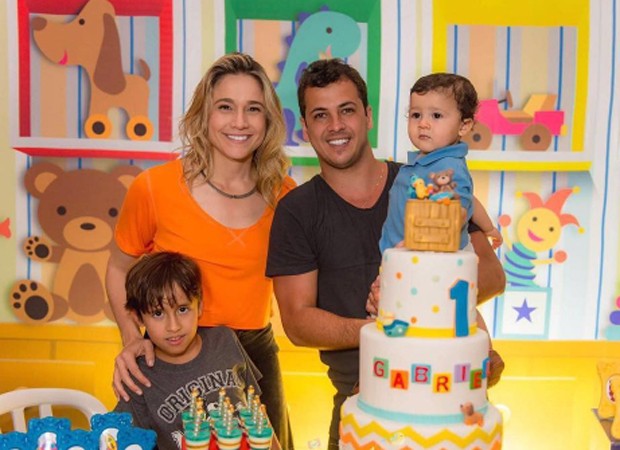 Fernanda Gentil e Matheus Braga com Lucas e Gabriel (Foto: Reprodução/Instagram)