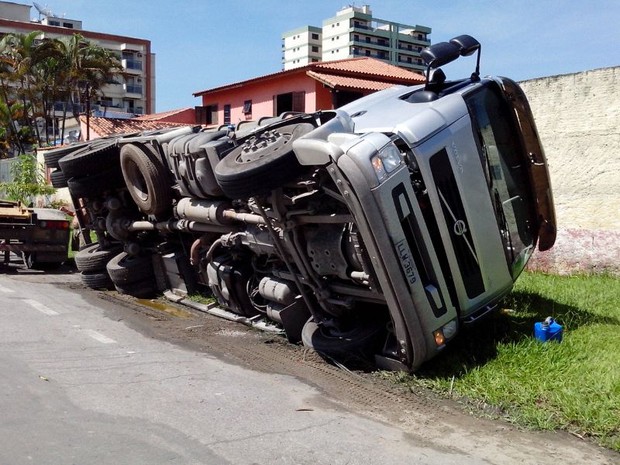 G Caminh O Carregado De Material Recicl Vel Tomba Em Resende Rj