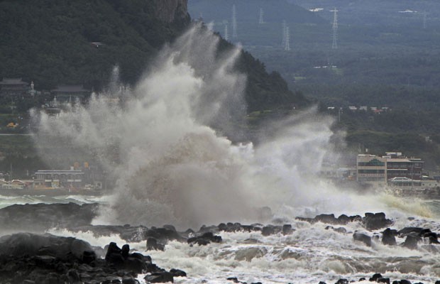Fortes ondas atingem a costa de Seogwipo, na ilha de Jeju, na Coreia do Sul, durante a passagem do tufão Bolaven (Foto: Kim Ho-cheon/Yonhap/Reuters)