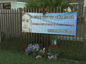 Amigos e vizinhos colocaram flores em frente à casa da adolescente (Foto: Reprodução/RPC TV) Amigos e vizinhos colocaram flores em frente à casa da adolescente (Foto: Reprodução/RPC TV)