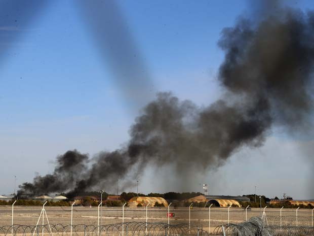 Fumaça sai de uma base militar em Albacete, na Espanha, local em que avião militar caiu nesta segunda (26) (Foto: AP Photo/Josema Moreno)