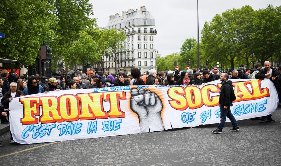 Manifestantes durante protesto no dia seguinte à vitória de Emmanuel Macron (Foto: Lionel Bonaventure / AFP)