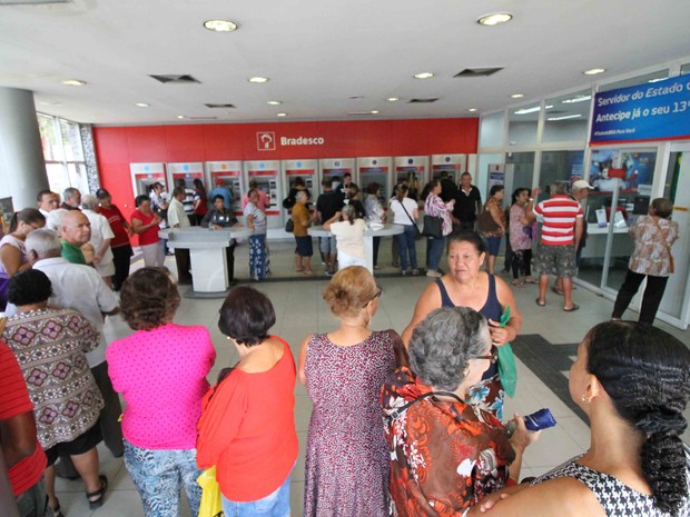 Manhã desta terça (6) foi de filas em agências bancárias do Recife (Foto: Marlon Costa/Pernambuco Press)